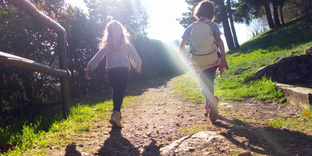 vecteezy_little-girls-on-a-hiking-trip-in-the-mountains_7805101_79.jpg