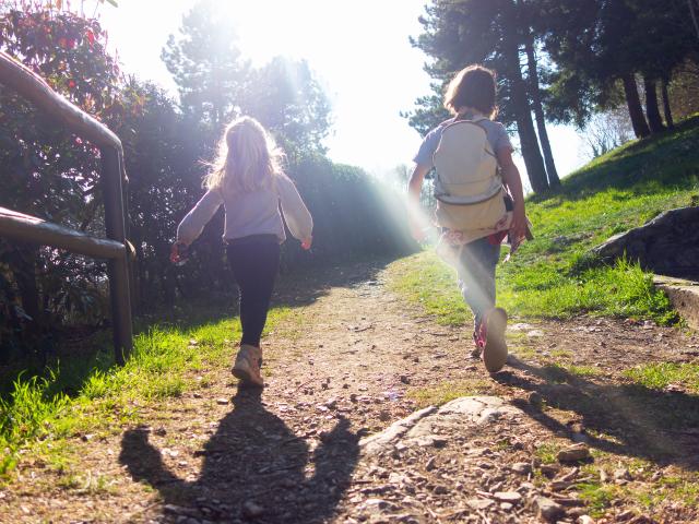 vecteezy_little-girls-on-a-hiking-trip-in-the-mountains_7805101_79.jpg