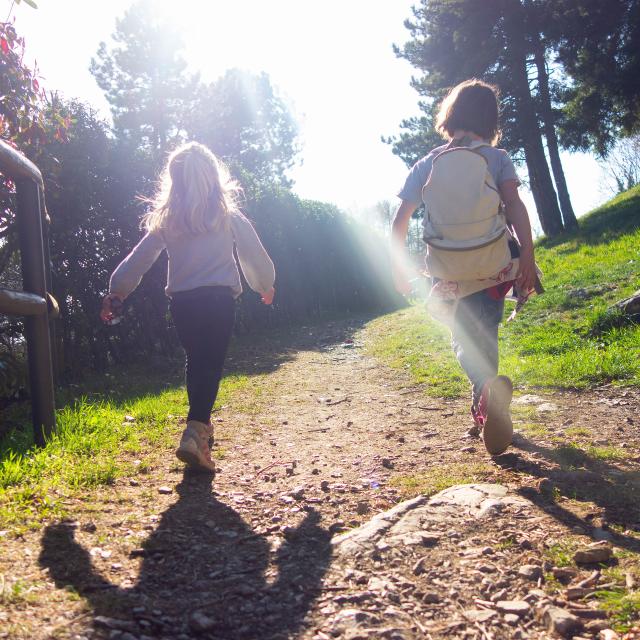 Vecteezy Little Girls On A Hiking Trip In The Mountains 7805101 79