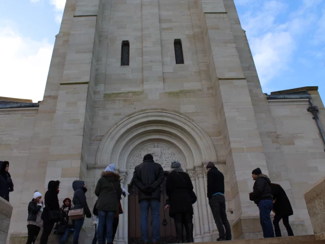 visite-groupe-adulte-cimetiere-belleau-portes-champagne-aisne-hauts-france-portes-champagne