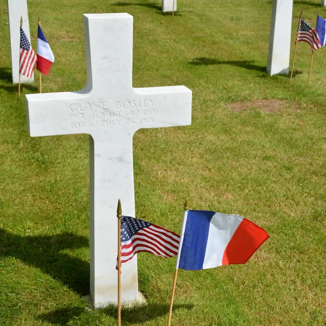 cimetière-americain-belleau-american-cemetery-tombe-joyce-kilmer-drapeau-aisne-marne-marines-allies-americains-histoire-corps-armee-teufel-hunden-chiens-sauvages-bouledogue-veterans-weeden-edward-osborne-medaille-honneur-necropole-memorial-day-steles-soldats-champs-bataille-commemoration-memoire-hommage-militaires-deuxieme-division-infanterie-hauts-de-france-picardie-grande-guerre-premiere-guerre-mondiale-1914-1918