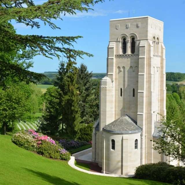 cimetière-americain-belleau-american-cemetery-tombe-joyce-kilmer-drapeau-aisne-marne-marines-allies-americains-histoire-corps-armee-teufel-hunden-chiens-sauvages-bouledogue-veterans-weeden-edward-osborne-medaille-honneur-necropole-memorial-day-steles-soldats-champs-bataille-commemoration-memoire-hommage-militaires-deuxieme-division-infanterie-hauts-de-france-picardie-grande-guerre-premiere-guerre-mondiale-1914-1918