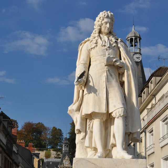 statue-centre-ville-laite-effigie-cadeau-ville-1822-louisXVIII-piedestal-1824-charlesX-inauguration-6-novembre-1924-illustre-citoyen-musee-jean-de-la-fontaine-fabuliste-fables-maison-natale-omois-terre-natal-campagne-hotel-particulier-littérature-17eme-siecle-8-juillet-1621-eglise-saint-crepin-13-avril-1695-homme-de-lettre-classicisme-français-contes-libertains-poemes-piece-theatre-livrets-opera-moralise-nicolas-fouquet-academie-francaise-esope-vers-morale-chefs-d-œuvre-licencieux-maitre-des-eaux-et-des-forets-charles-francoise-pidoux-monument-historique-demeure-ecclesiastique-marie-hericart-marie-anne-mancini-duchesse-de-bouillon-gentilhomme-cimetiere-pere-lachaise-moliere-racine-louis-XIV-imagination-corbeau-renard-loup-agneau-chene-roseau-renard-raisins-poisson-pecheur-lievre-torture-grenouile-bœuf-hycinthe-rigaud-chateau-thierry-aisne-hauts-de-france-picardie